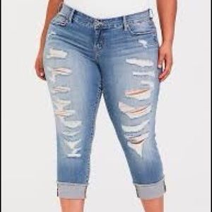 TORRID CROPPED LIGHT WASH WITH RIPPED DESTRUCTION